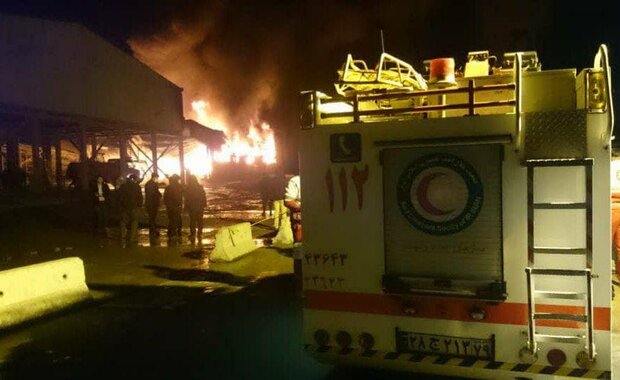 آتش‌سوزی انبار کارخانه سیمان آبیک تلفات جانی در بر نداشت