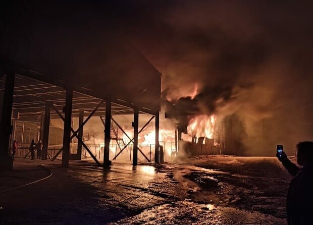 آتش‌سوزی انبار کارخانه سیمان آبیک 