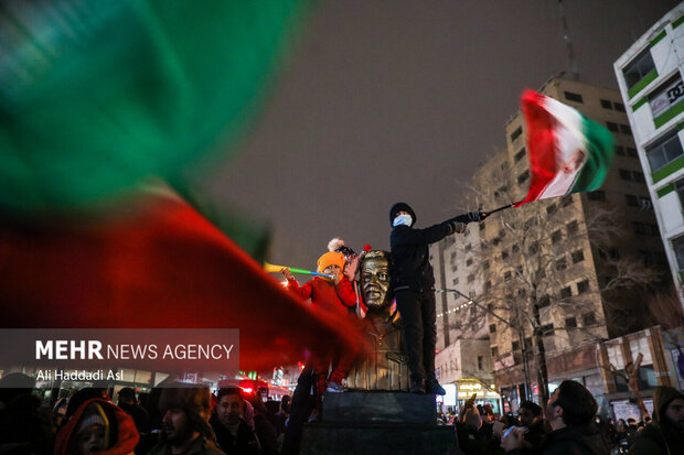 مردم تهران پس از صعود ایران به جام جهانی قطر با حضور در میدان ولی عصر (عج) به جشن و پایکوبی پرداختند