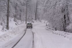 جدیدترین وضعیت راه‌ها/ از انسداد جاده چالوس تا بارش برف و باران در جاده‌های ۱۴ استان