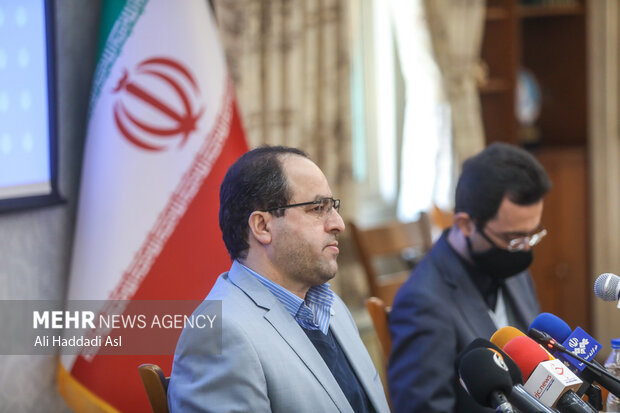 محمد مقیمی رئیس دانشگاه تهران در حال پاسخ به سوالات خبرنگاران در نشست خبری با اصحاب رسانه است