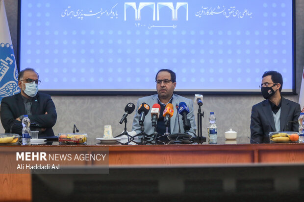 محمد مقیمی رئیس دانشگاه تهران در حال پاسخ به سوالات خبرنگاران در نشست خبری با اصحاب رسانه است