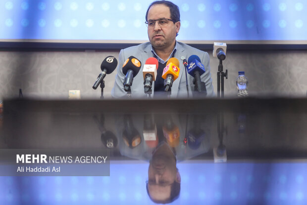 محمد مقیمی رئیس دانشگاه تهران در حال پاسخ به سوالات خبرنگاران در نشست خبری با اصحاب رسانه است