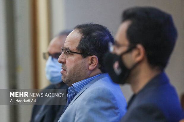 محمد مقیمی رئیس دانشگاه تهران در حال پاسخ به سوالات خبرنگاران در نشست خبری با اصحاب رسانه است