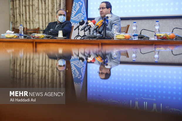 محمد مقیمی رئیس دانشگاه تهران در حال پاسخ به سوالات خبرنگاران در نشست خبری با اصحاب رسانه است