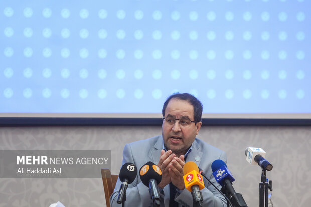 محمد مقیمی رئیس دانشگاه تهران در حال پاسخ به سوالات خبرنگاران در نشست خبری با اصحاب رسانه است