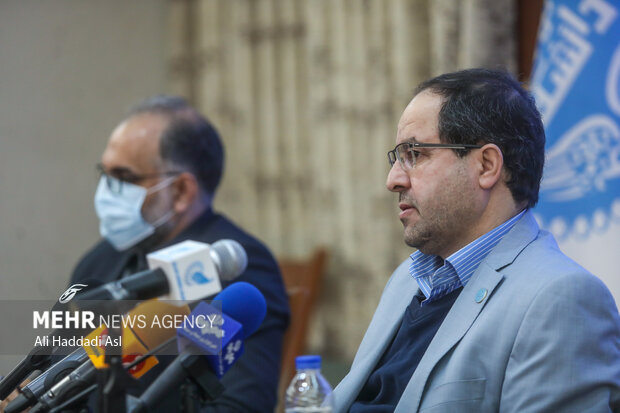 محمد مقیمی رئیس دانشگاه تهران در حال پاسخ به سوالات خبرنگاران در نشست خبری با اصحاب رسانه است