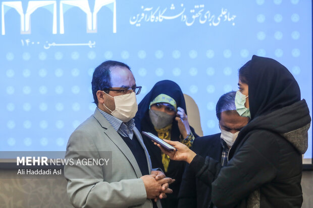 در انتهای نشست خبری خبرنگاران در حال مصاحبه با محمد مقیمی رئیس دانشگاه تهران هستند