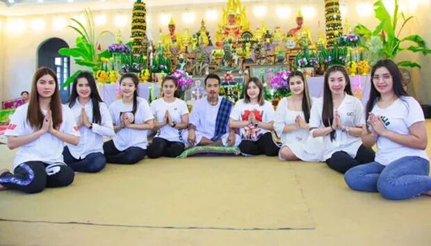 تھائی لینڈ کے شہری کی 8 بیویاں آپس میں انتہائی خوش