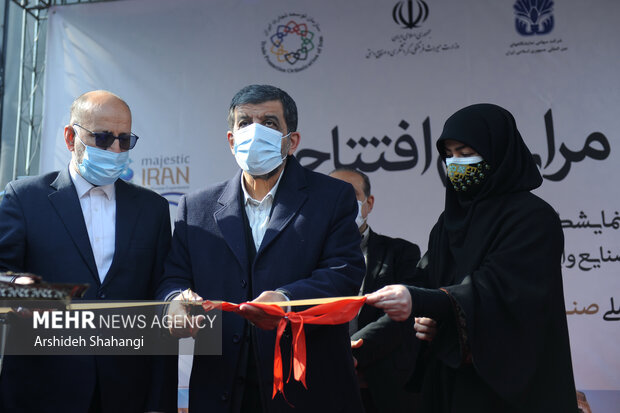عزت الله ضرغامی وزیر میراث فرهنگی، گردشگری و صنایع دستی در حال افتتاح پانزدهمین نمایشگاه بین المللی گردشگری می باشد