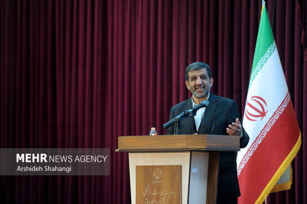 عزت الله ضرغامی در حال سخنرانی در مراسم آیین افتتاحیه پانزدهمین نمایشگاه بین المللی گردشگری می باشد