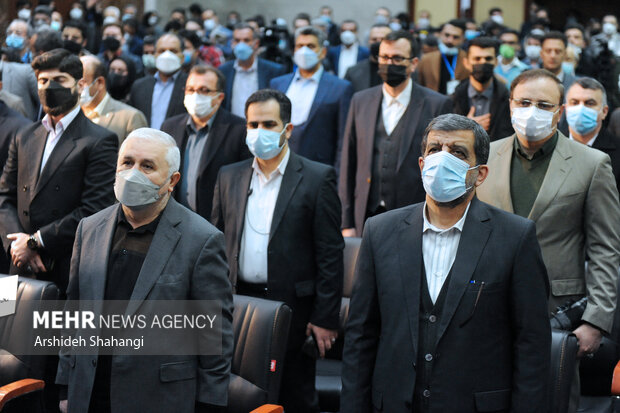 عزت‌الله ضرغامی وزیر میراث فرهنگی، گردشگری و صنایع دستی در حال ادای احترام به سرود جمهوری اسلامی ایران در مراسم افتتاحیه پانزدهمین نمایشگاه بین المللی گردشگری می باشد