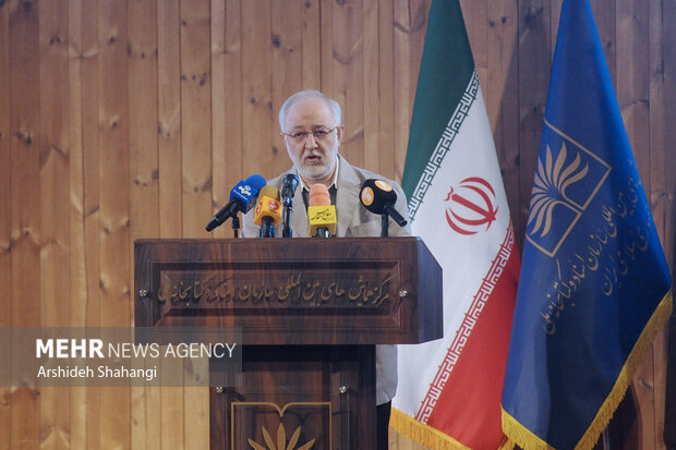 علیرضا مختارپور رئیس کتابخانه ملی ایران در حال سخنرانی در سومین همایش ملی تاریخ شفاهی دفاع مقدس می باشد