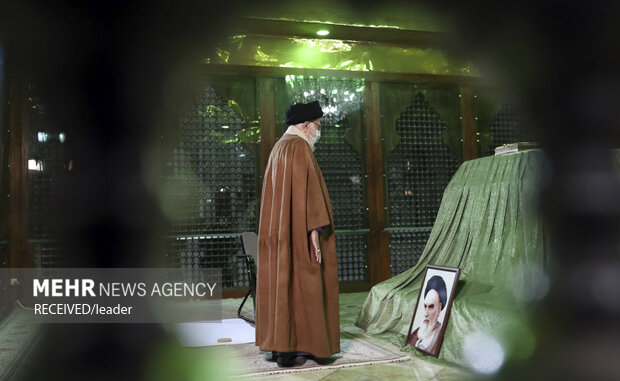 زيارة قائد الثورة الاسلامية لمرقد مفجر الثورة الإسلامية والشهداء
