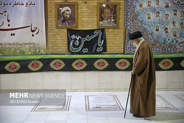 زيارة قائد الثورة الاسلامية لمرقد مفجر الثورة الإسلامية والشهداء