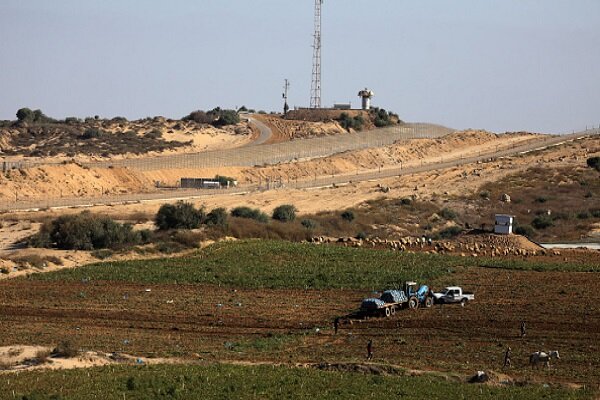 Zionists shoot Palestinian farmers in southern Gaza Strip