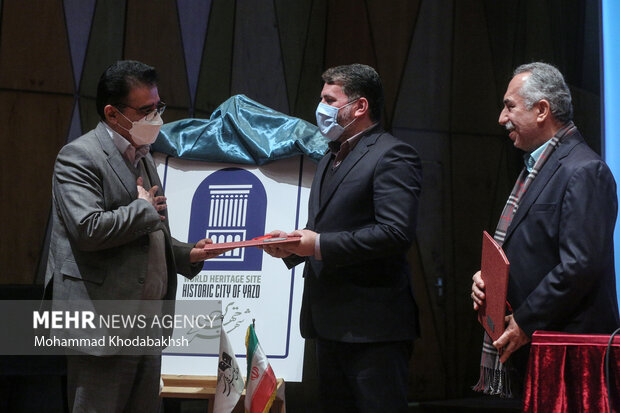 قادر آشنا مدیرکل هنرهای نمایشی در حال تقدیر از مهران فاطمی استاندار یزد در نشست خبری چهلمین جشنواره بین‌المللی تئاتر فجر است