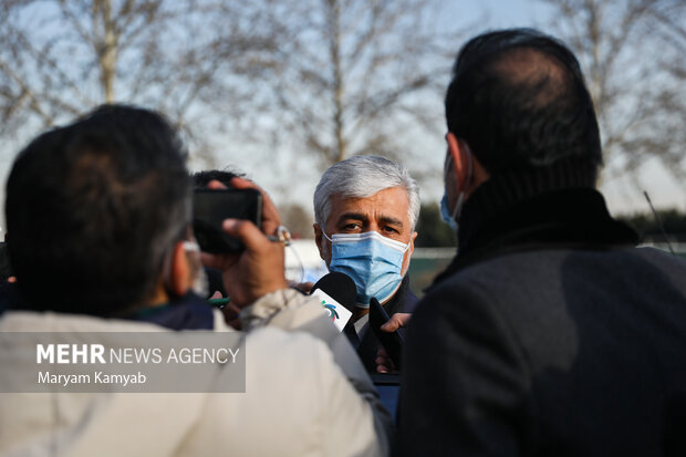 حمید سجادی وزیر ورزش در حال پاسخگویی به سوالات خبرنگاران است