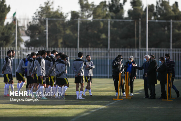 حمید سجادی وزیر ورزش و شهاب الدین عزیزی خادم رئیس فدراسیون فوتبال در حال گفتگو با بازیکنان تیم ملی فوتبال در آخرین تمرین تیم ملی پیش از دیدار با امارات هستند