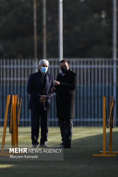 حمید سجادی وزیر ورزش و شهاب الدین عزیزی خادم رئیس فدراسیون فوتبال در آخرین تمرین تیم ملی فوتبال ایران پیش از دیدار با امارات حضور دارند