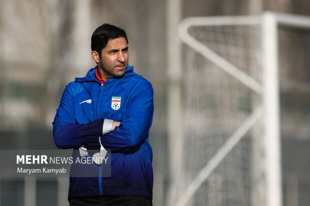 وحید هاشمیان مربی تیم ملی در آخرین تمرین تیم ملی فوتبال ایران پیش از دیدار با امارات حضور دارد