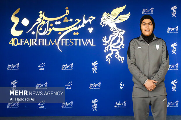 زهره کودایی دروازبان تیم ملی فوتبال بانوان ایران در نخستین روز چهلمین جشنواره فیلم فجر در برج میلاد حضور دارد