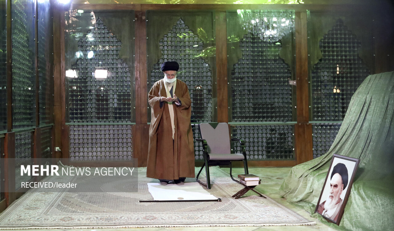 رہبر معظم انقلاب اسلامی کی عشرہ فجر کی آمد پر حضرت امام خمینی (رہ) کے حرم مطہر پر حاضری