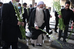 ادای احترام مسئولان کرمانشاه به شهیدان همزمان با یوم الله ۱۲ بهمن