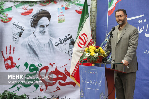  دکتر علیرضا کریمیان مدیرکل آموزش و پرورش تهران در حال سخنرانی در مراسم آئین ملی گلبانگ انقلاب (نواختن زنگ انقلاب) است