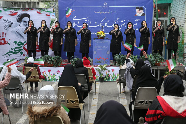  گروه سرود فرزندان ایران در حال خواندن و اجرای سرود در مراسم آئین ملی گلبانگ انقلاب (نواختن زنگ انقلاب) هستند
