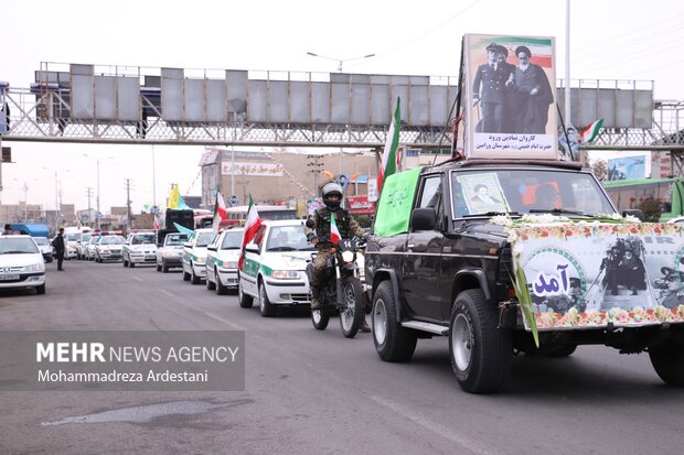 به حرکت درآمدن کاروان نمادین ورود امام خمینی در ورامین