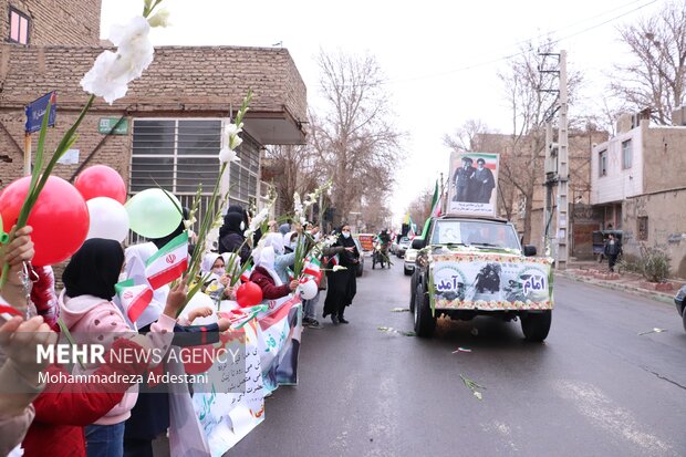 به حرکت درآمدن کاروان نمادین ورود امام خمینی در ورامین