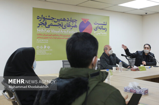 امیر راد دبیر هنری چهاردهمین جشنواره هنرهای تجسمی فجر در حال پاسخ به سوالات خبرنگاران حاضر در نشست رسانه‌ای چهاردهمین جشنواره هنرهای تجسمی فجر است