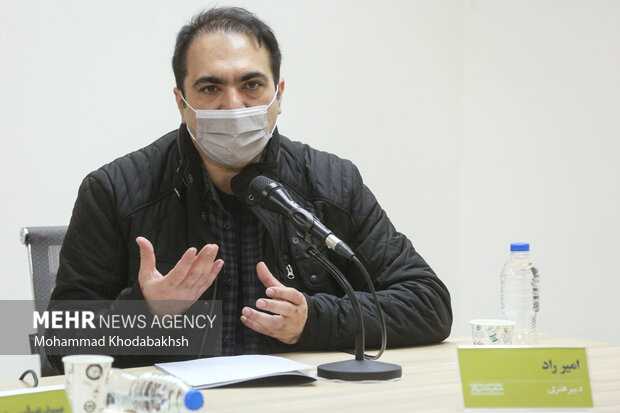 امیر راد دبیر هنری چهاردهمین جشنواره هنرهای تجسمی فجر در حال پاسخ به سوالات خبرنگاران حاضر در نشست رسانه‌ای چهاردهمین جشنواره هنرهای تجسمی فجر است