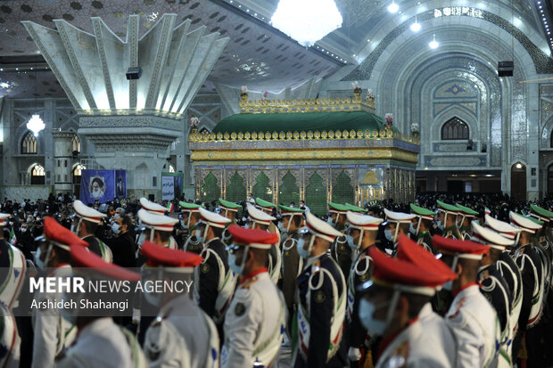 مراسم چهل‌وسومین سالگرد ورود امام خمینی (ره) بنیانگذار جمهوری اسلامی ایران به کشور صبح امروز در حرم مطهر امام خمینی (ره) با حضور اقشار مختلف مردم، شخصیت‌های لشکری و کشوری برگزار شد