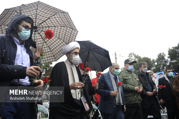 حجت‌الاسلام محمد حسین موسی‌پور رئیس شورای هماهنگی تبلیغات اسلامی در حال نثار گل به محل جلوس امام خمینی (ره) در مراسم چهل‌وسومین سالگرد ورود امام خمینی (ره) بنیانگذار جمهوری اسلامی ایران به کشور است