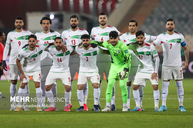 بازیکنان تیم ملی فوتبال ایران در حال گرفتن عکس یادگاری پیش از دیدار تیم های ملی فوتبال ایران وامارات هستند