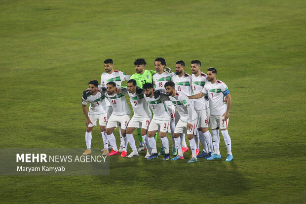 بازیکنان تیم ملی فوتبال ایران در حال گرفتن عکس یادگاری پیش از دیدار تیم های ملی فوتبال ایران وامارات هستند