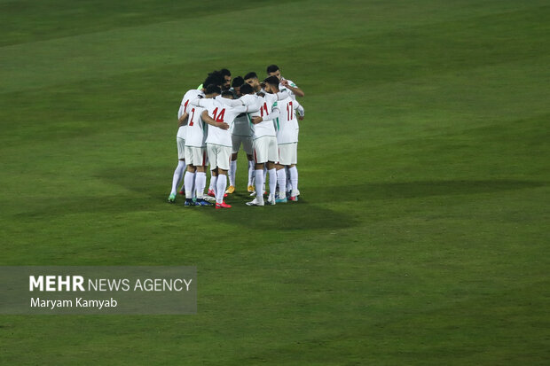 بازیکنان تیم ملی فوتبال ایران پیش از دیدار با تیم ملی امارات ،حلقه اتحاد تشکیل دادند 