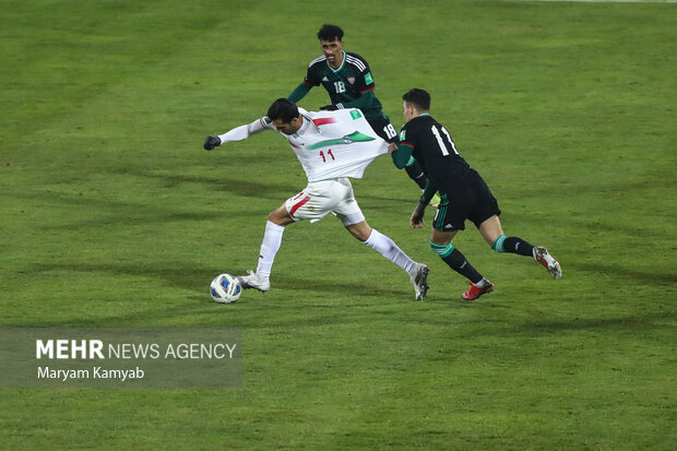 وحید امیری بازیکن تیم ملی فوتبال ایران در تلاش برای تصاحب توپ در دیدار تیم های ملی فوتبال ایران و امارات است