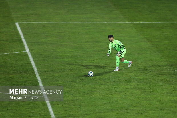 امیر عابد زاده دروازه بان تیم ملی ایران در حال پرتاب توپ  در دیدار با تیم ملی امارات است