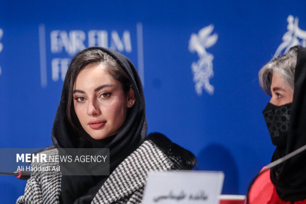 ترلان پروانه بازیگر فیلم علفزار در نشست خبری این فیلم در دومین روز از چهلمین جشنواره فیلم فجر در برج میلاد تهران حضور دارد