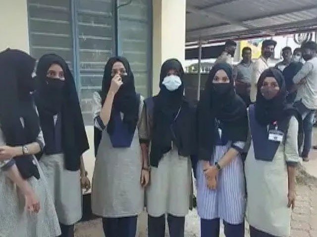 پری یونیورسٹی امتحانات کے دوران حجاب پہننے کی اجازت نہیں ہوگی، ہندوستانی صوبائی وزیر تعلیم