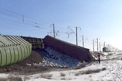 Kazakistan’da Afganistan’a giden buğday yüklü tren devrildi