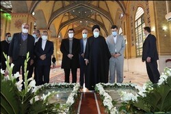رئیس‌جمهور بر مزار شهدای انقلاب اسلامی حضور یافت