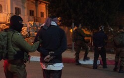 الكيان الصهيوني يباشر حملة اعتقالات ومداهمات في الضفة الغربية