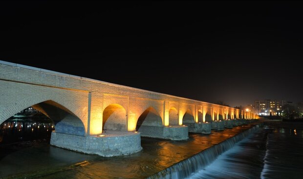 نرم نرمک می رسد اینک زاینده‌رود/ آب در اصفهان جاری می‌شود