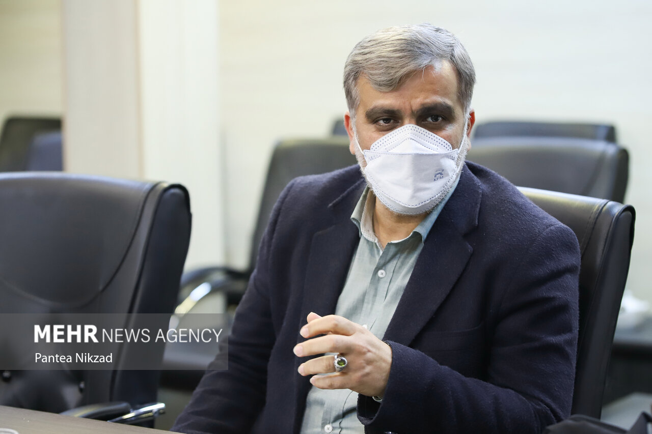 نادر ابراهیمی به‌شدت وطن‌پرست و در پی مبارزه با ظلم بود