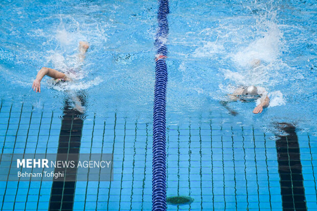 شناگران حاظر در مرحله دوم هجدهمین دوره لیگ برتر شنا در حال رقابت با یکدیگر هستند