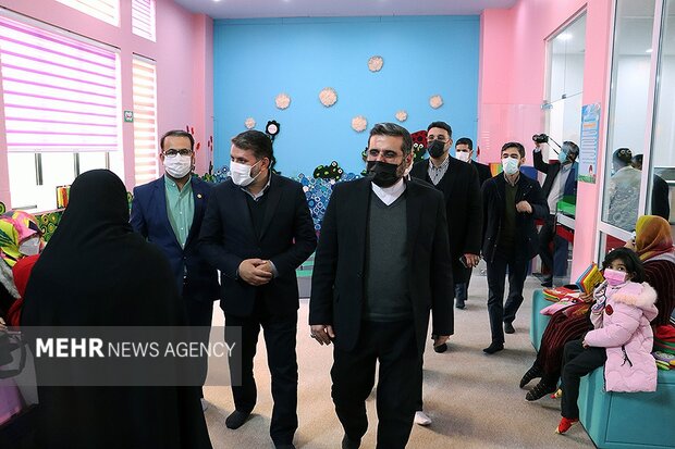 وزیر ارشاد از کتابخانه مرکزی یزد بازدید کرد
